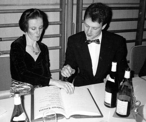 Konzertmeisterin Angelika Wollasch und Solist Alexander Betsch beim Eintrag ins Orchesterbuch nach dem Konzert.