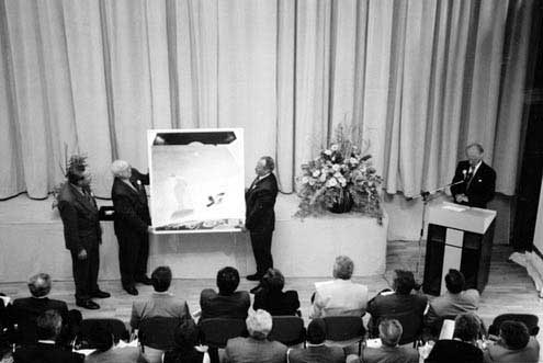 Der Musikverein und das Strohgäu-Sinfonieorchester übergeben ein Bild zur Verschönerung des Bürgerhauses.