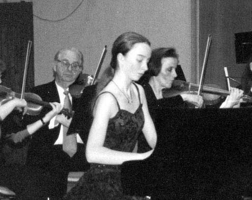 Die erst 13-jährige Mariana Kryshaniwska spielt Mozarts Klavierkonzert Nr. 17.