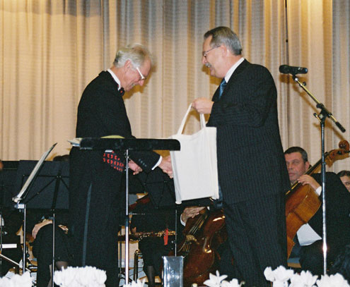 Bürgermeister Gerd Spiegel gratuliert Dr. Manfred Nonnenmann zum 25-jährigen Dirigat.