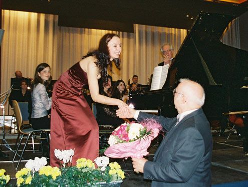 Georg Henke gratuliert der Solistin Mariana Kryshanivska